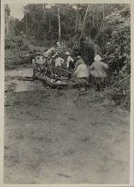 Mannen steken een houten brug over