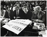 Handtekeningen aangeboden aan Terlouw