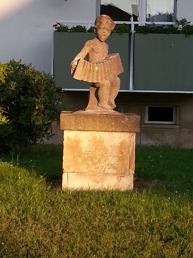 Statue Junge mit Ziehharmonika 