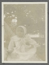 Portret van baby Tiny Kleiterp in een tuin in Pangka op Java