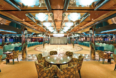 Head to Grand Bar Mirabilis on deck 2 of Costa Deliziosa for live music and a dance floor. 