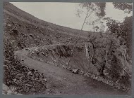 Aanleg van de weg langs een helling