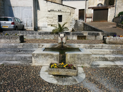 Ancien Lavoir Et Fontaine