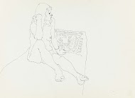 Meisje op sofa met geborduurd kussen