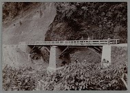 De voltooide nieuwe brug over de Woih ni Tanggo Besi