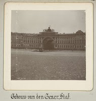 Het gebouw van de Generale staf op het plein voor de Hermitage in Sint-Petersburg