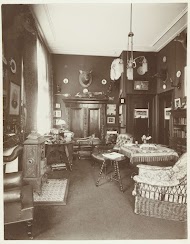 Kamer in landhuis De Wildbaan, Driebergen, met bureau, studieboeken en jachttrofeeën