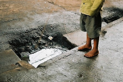 Hay Un Niño En La Calle Poema