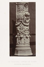 Gedecoreerde zuil met reliëf ornamenten.