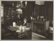 Margo J.J. Kessler-de Lange schrijvend aan haar bureau