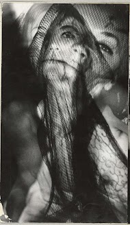 Portret van een vrouw met een kanten shawl