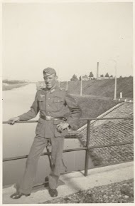 Een Duitse Wehrmacht soldaat op een brug