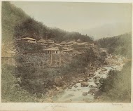 Landschap met een dorp langs een beek in Japan