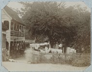 Woningen achter het huis van Lelyveld aan de Gravenstraat te Paramaribo