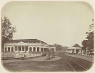 Sociëteit Harmonie en de winkel van Oger Frères in Batavia