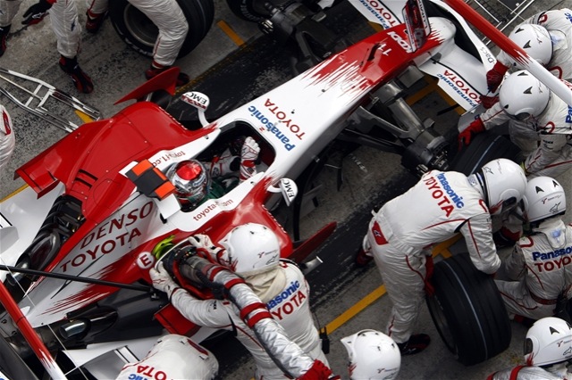 [2008Malaisia-J.Trulli-pit-stop_www.autocar.co.uk,jpg[4].jpg]