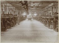 Interieur van een fabriekshal met machines en een werknemer