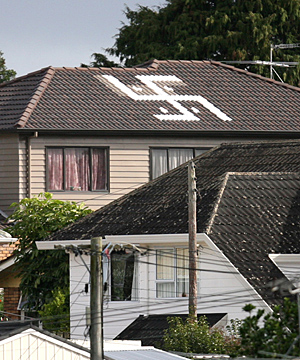 Swastika auf einem Hausdach