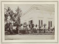 Groepsfoto voor een huis