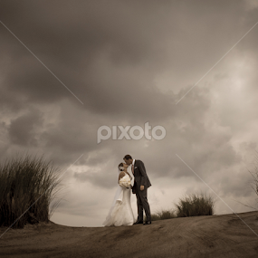 Wedding under the storm by John Wollwerth - Wedding Bride & Groom