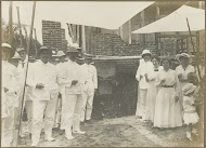 Groepsfoto bij de villa in Simpangampat