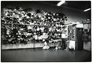 Decorcentrum van de NOS, rekken met hoofddeksels