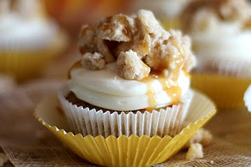 Cinnamon Streusel Pumpkin Cupcake with White Chocolate Cream Cheese Frosting