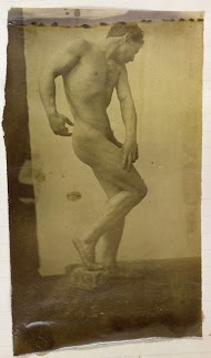 Studie van een mannelijk naaktmodel, staand en licht gebogen van voren gezien, in het atelier van Jacques de Lalaing