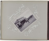 Gezicht op het station van de Staatsspoorwegen in Soerabaja met wachtende koetsen en voorbijgangers