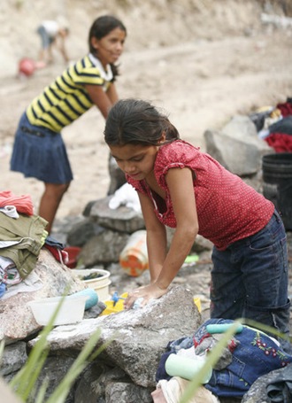 Niñas residentes en la comunidad El Cañito, cercad e la colonia Costa Rica lavan su ropa ayudando de esta forma en las labores de sus hogares. El trabajo infantil es una de las peores formas de explotación en América Latina. Foto de LA PRENSA.