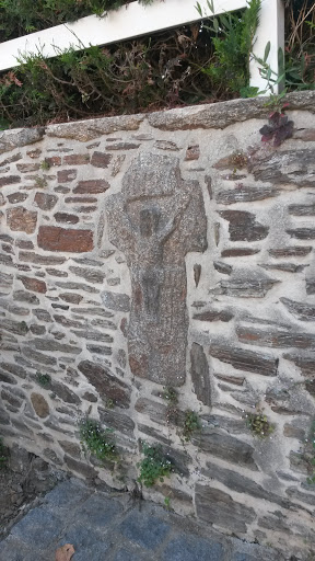 Cancale : Crucifix Incrusté Au Mur