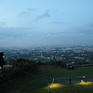 白圍牆景觀咖啡餐廳