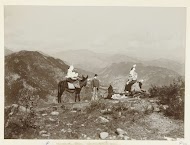 Drie mensen tijdens een picknick in een bergachtige omgeving