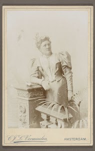 Portret van Grietje Vermeulen-Luitjes in gelegenheidskleding