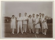 Groepsportret op de tennisbaan van Moengo