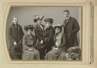 Studioportret van een groep mensen in winterkleding