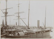Schip in een haven, vermoedelijk in Amsterdam