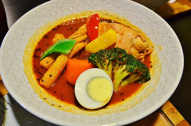 心湯咖哩~來自日本北海道名店的咖哩料理，料多且咖哩味香，推薦雞肉和海鮮口味