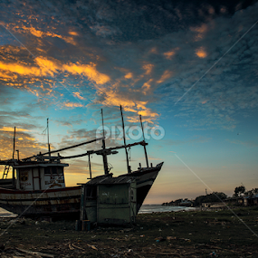 Terdampar di Hangatnya Pagi by I Ketut  Sadia - Transportation Boats