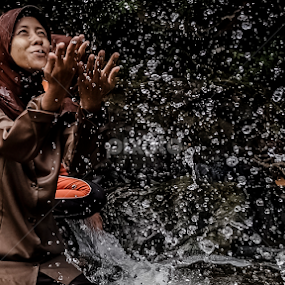 Main Air Lagi by Roedy Rustam - People Street & Candids
