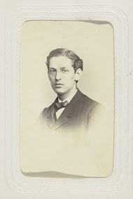 Studioportret van een jongeman met een scheiding in zijn haar en een vlinderdas