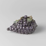 Terrine van veelkleurig beschilderde faience, in de vorm van een druiventros, met deksel en onderschotel