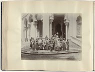 Groepsportret van vrouwen en kinderen op de trappen van de grote moskee van Banda Atjeh