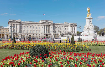 The view of the eastern façade of Buckingham Palace and the Victoria Memorial, seen from the gardens.