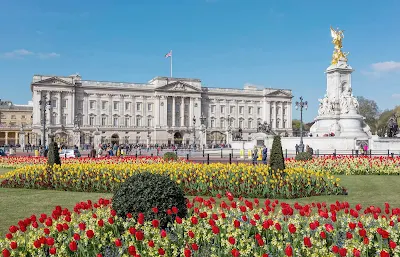 The view of the eastern façade of Buckingham Palace and the Victoria Memorial, seen from the gardens.