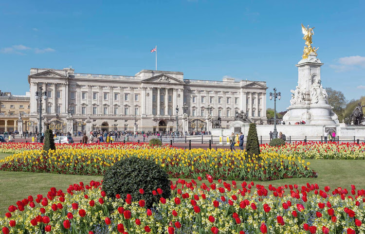 The view of the eastern façade of Buckingham Palace and the Victoria Memorial, seen from the gardens.