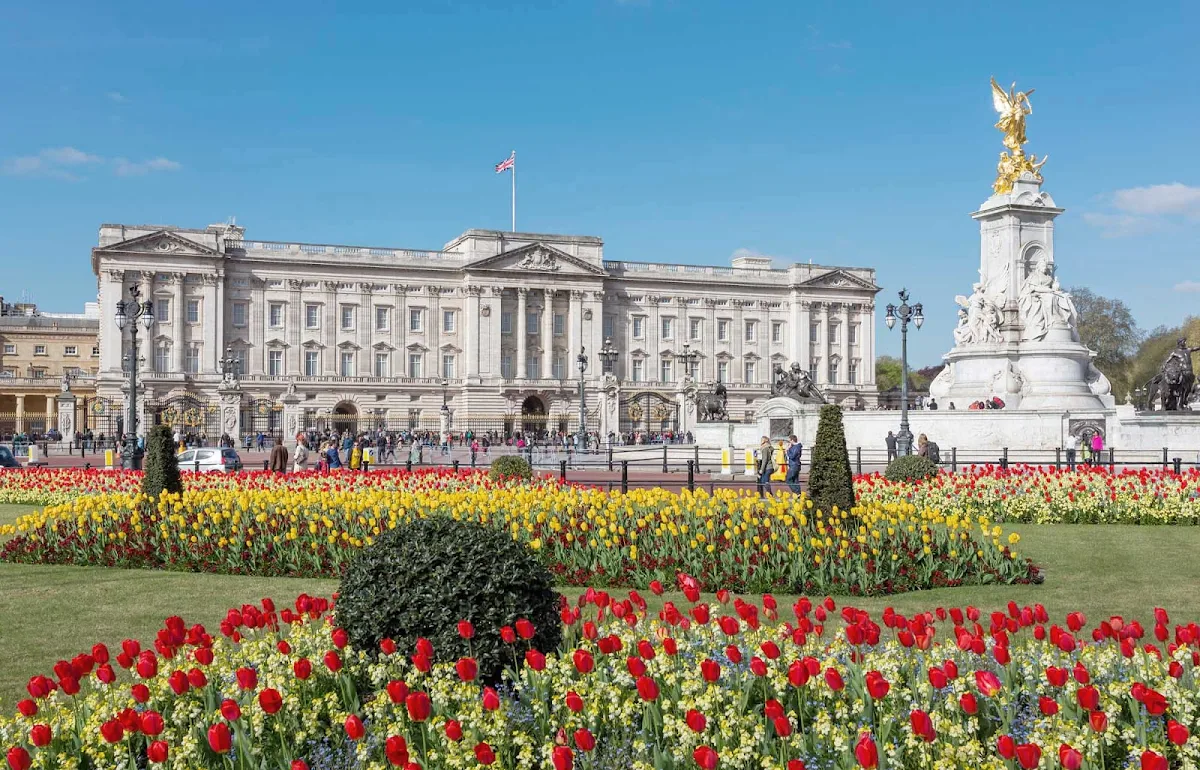 Buckingham-Palace-London - The view of the eastern façade of Buckingham Palace and the Victoria Memorial, seen from the gardens.
