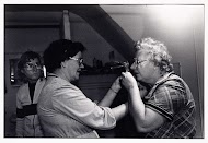 Demonstratie van een speculum aan vrouwen op een VOS cursus