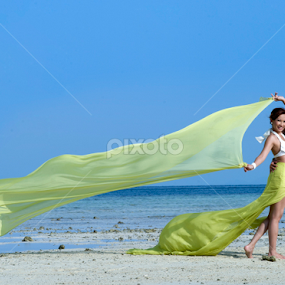 Hawaian wedding on beach by Johann Nicholas - Wedding Bride & Groom
