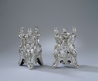 Twee zoutvaten met saterfiguren